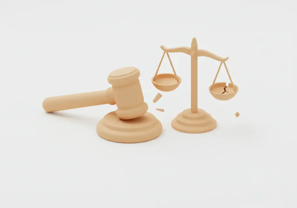 약한 처벌을 상징하는 작은 망치와 기울어진 저울로 과거 솜방망이 처벌을 표현